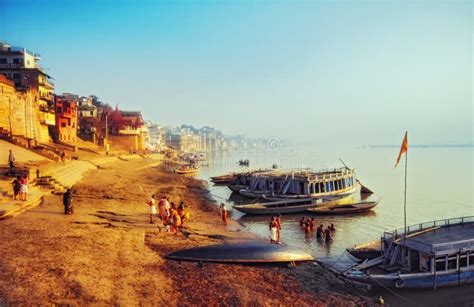 Ganges at Dawn – En Skildring av Religiös Jubel och Naturens Mäktighet!